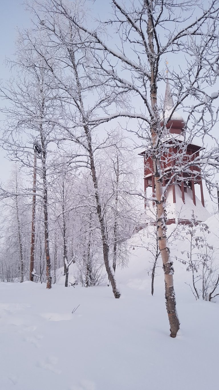 Chiesetta rossa in mezzo alla neve