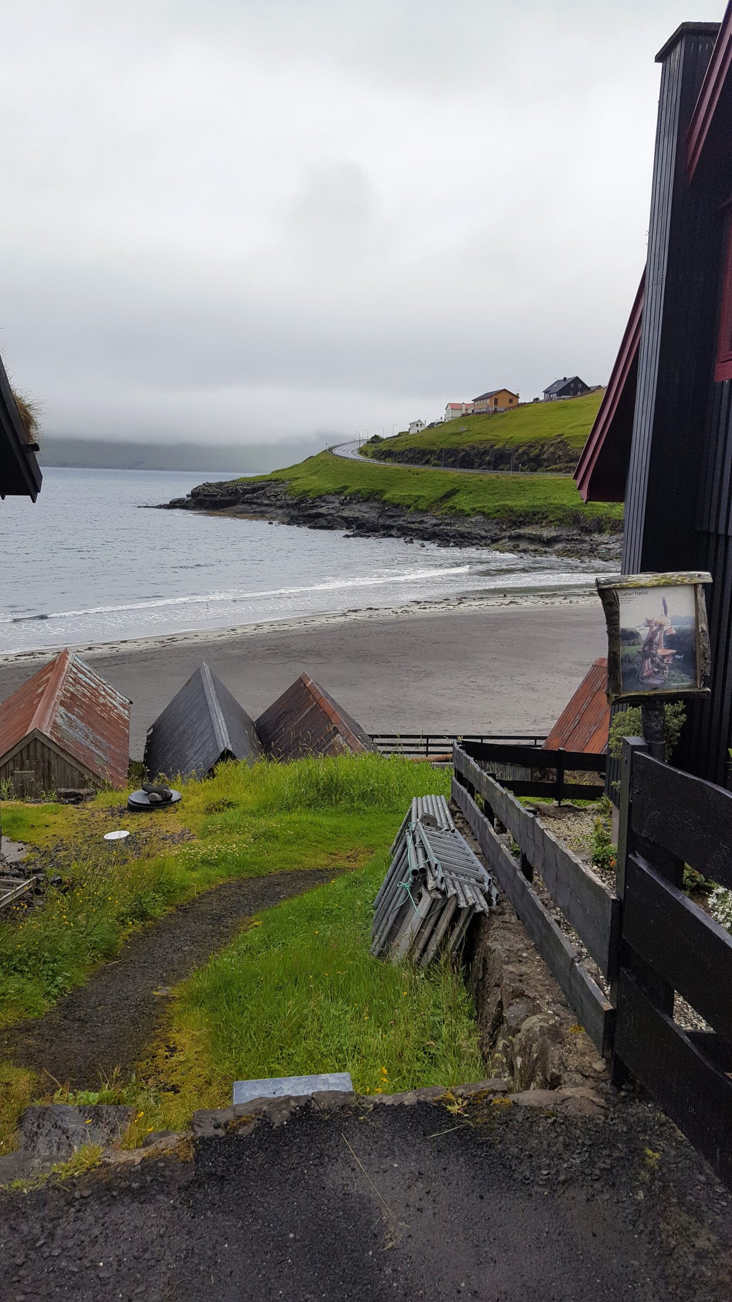 Casetta dal tetto d'erba alle Isole Faroe