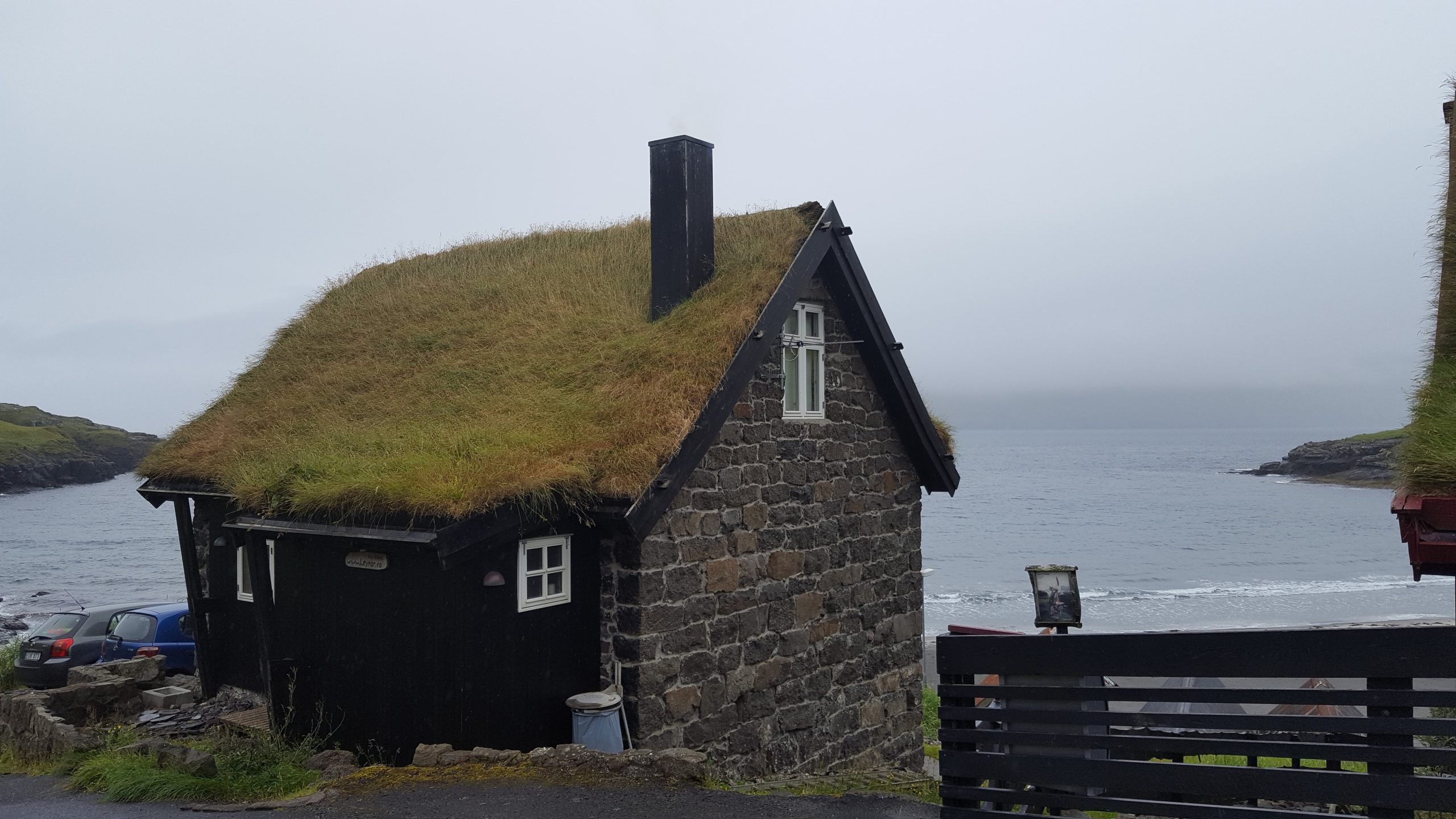 Casetta dal tetto d'erba alle Isole Faroe