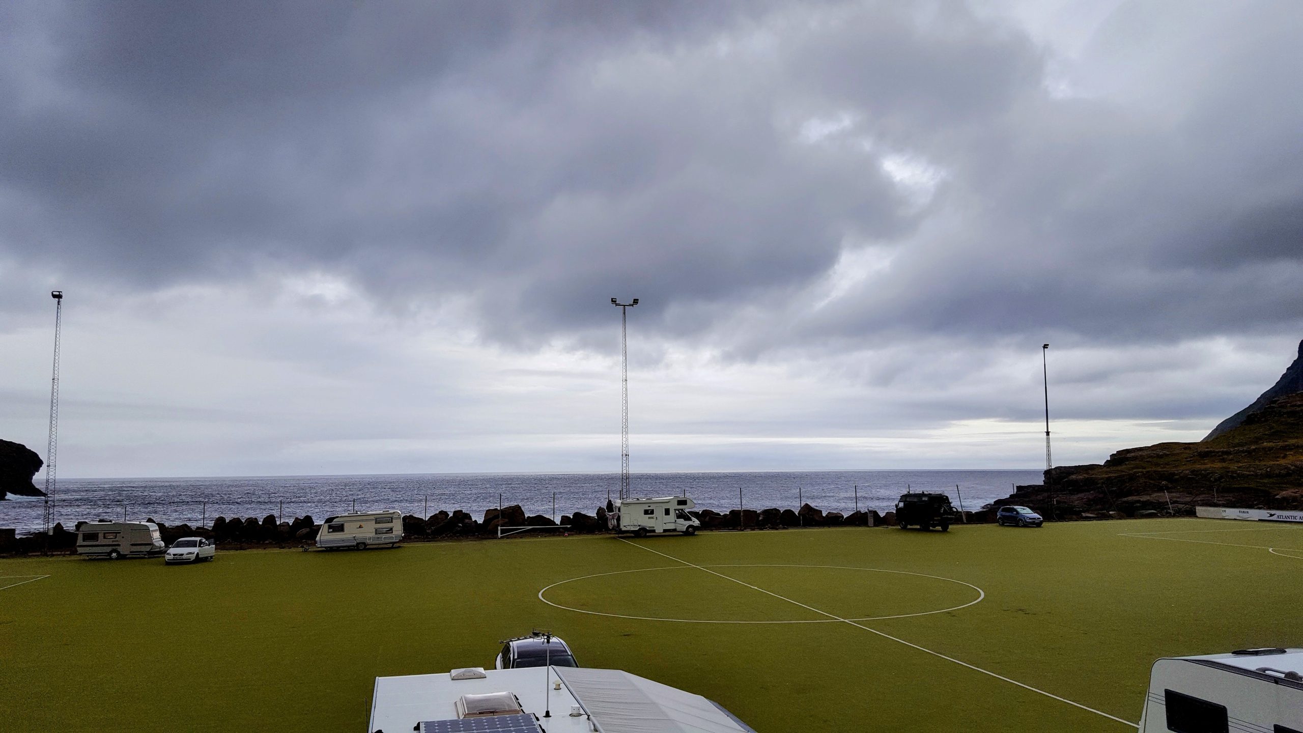 Campo da calcio sull'oceano