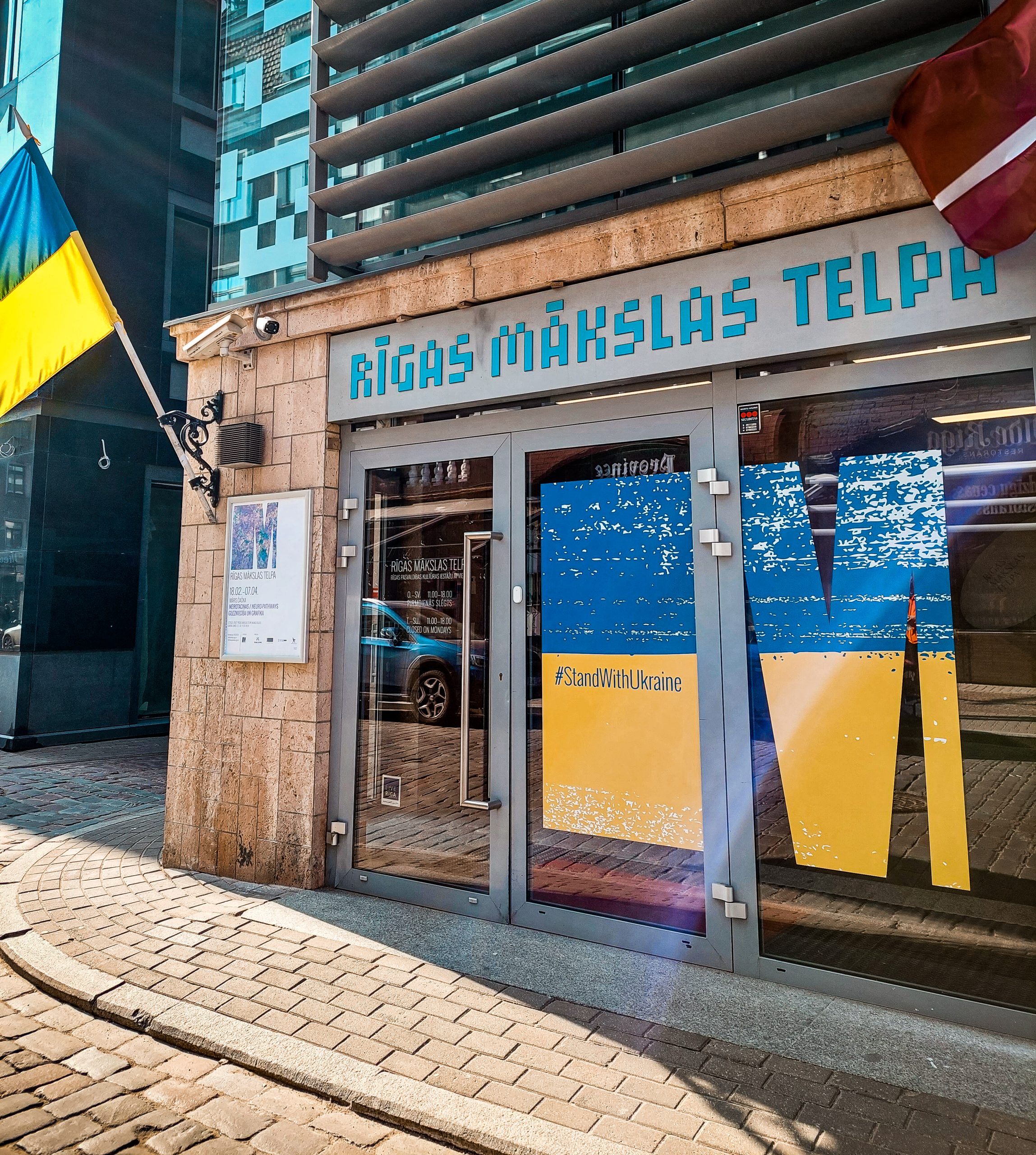 Bandiere ucraine a Riga