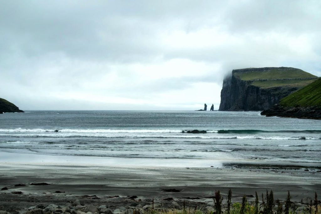 Una spiaggia alle isole Faroe