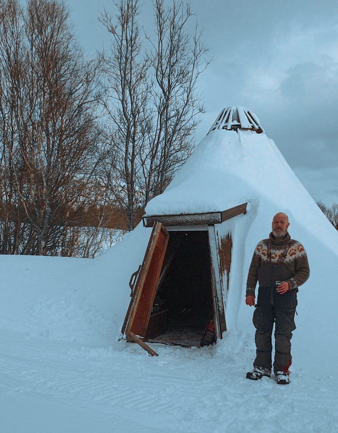 Bjorn davanti alla tenda Sami
