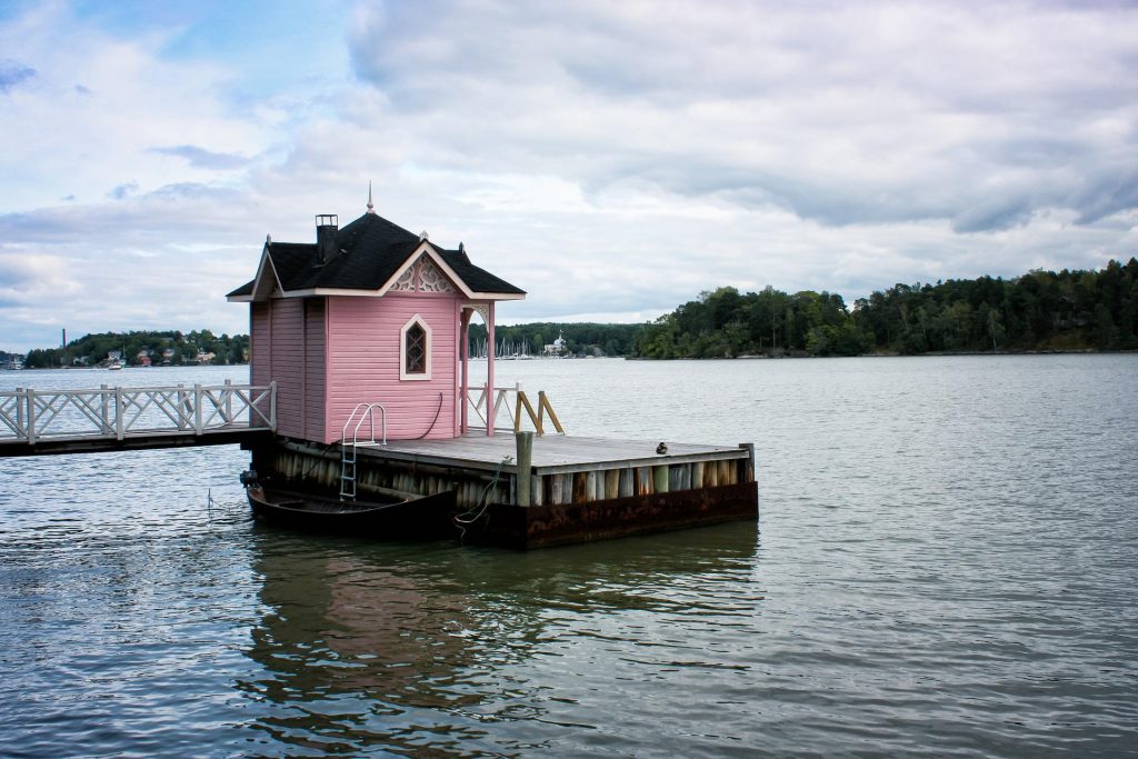Una sauna in mezzo ad un lago in Finlandia