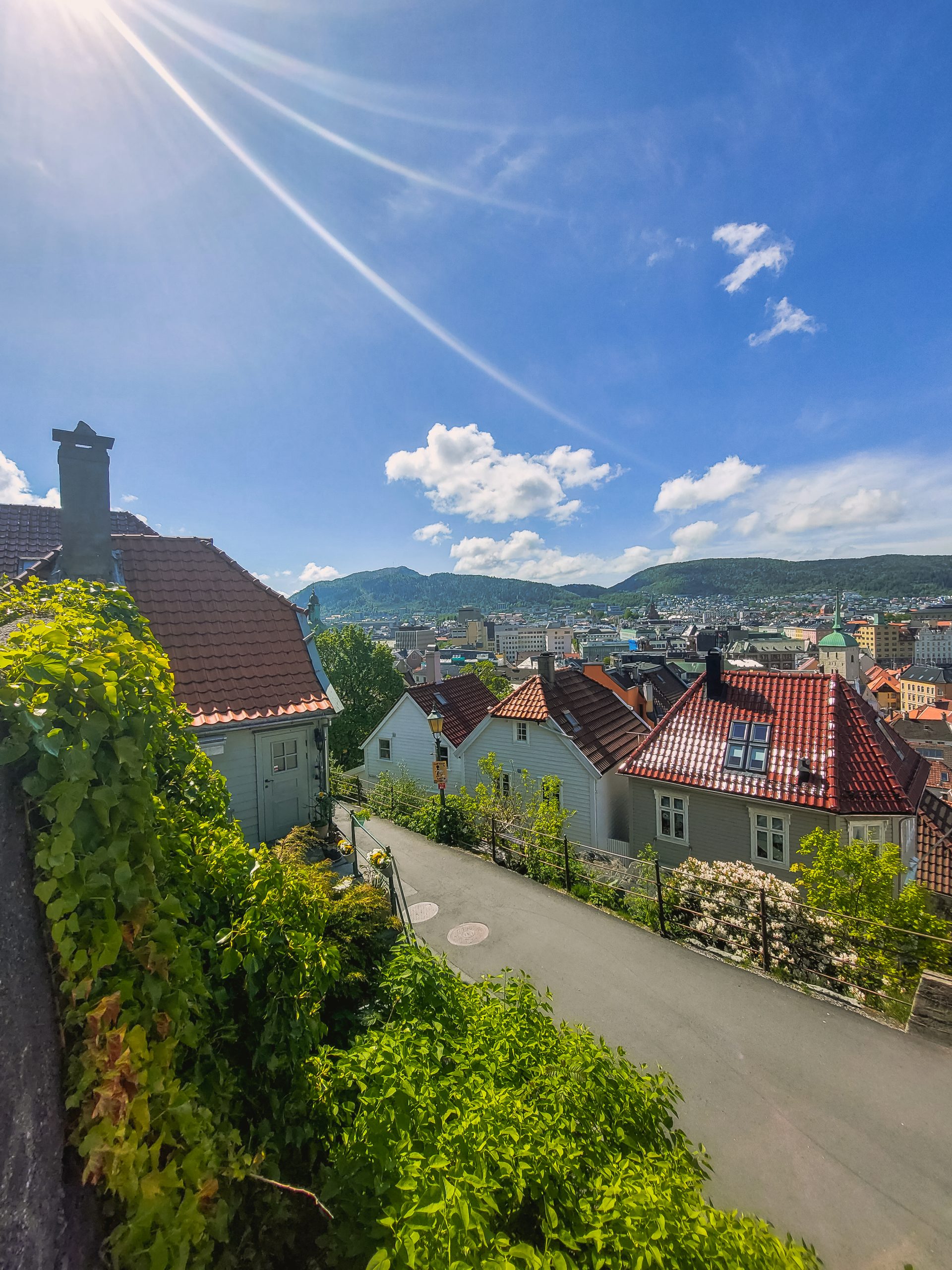 La strada che scende dalla collina,  fra le 5 cose imperdibili da fare a Bergen