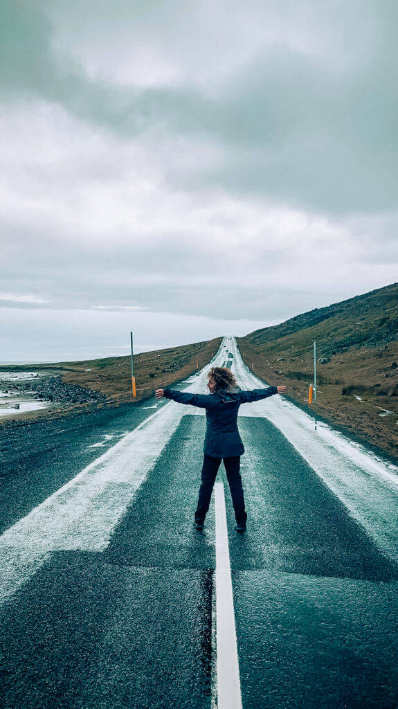 In mezzo ad una strada dei fiordi ovest d'Islanda