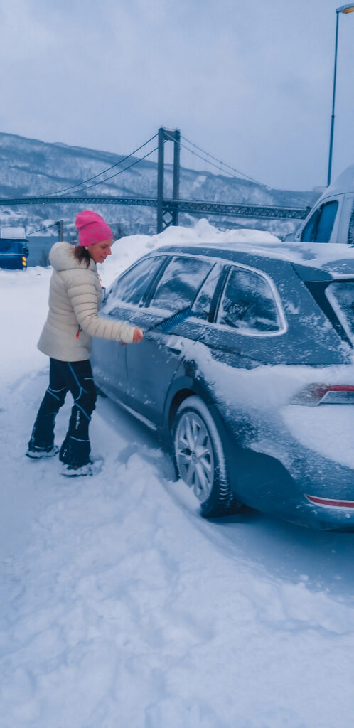 Auto ricoperta di neve