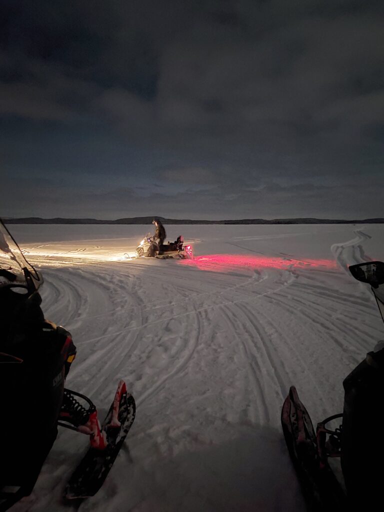 In motoslitta sul lago ghiacciato