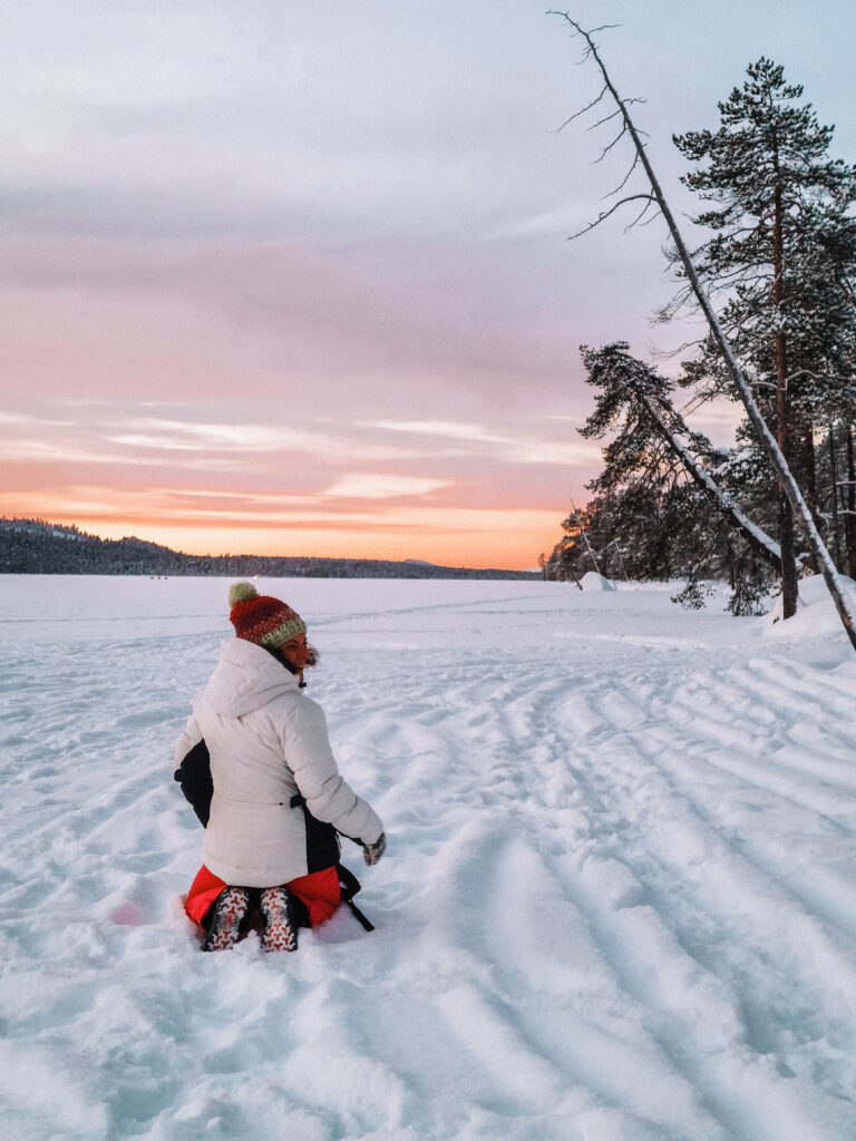 Ammirando i colori del cielo dell'inverno in Lapponia