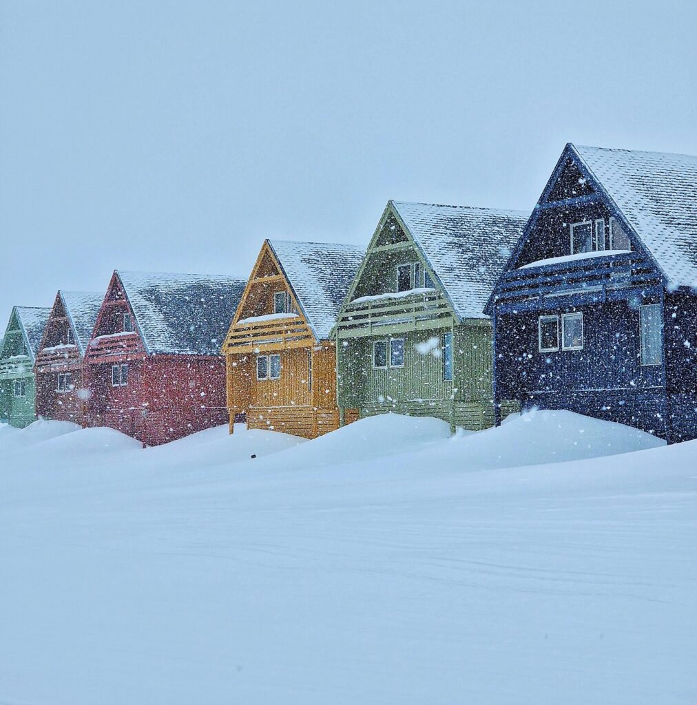 Casette di legno colorate di Longyearbean, Isole Svalbard