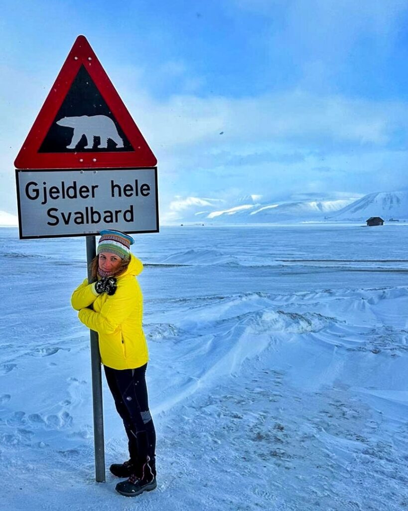 Io di fronte ad un cartello che avverte del pericolo orsi polari