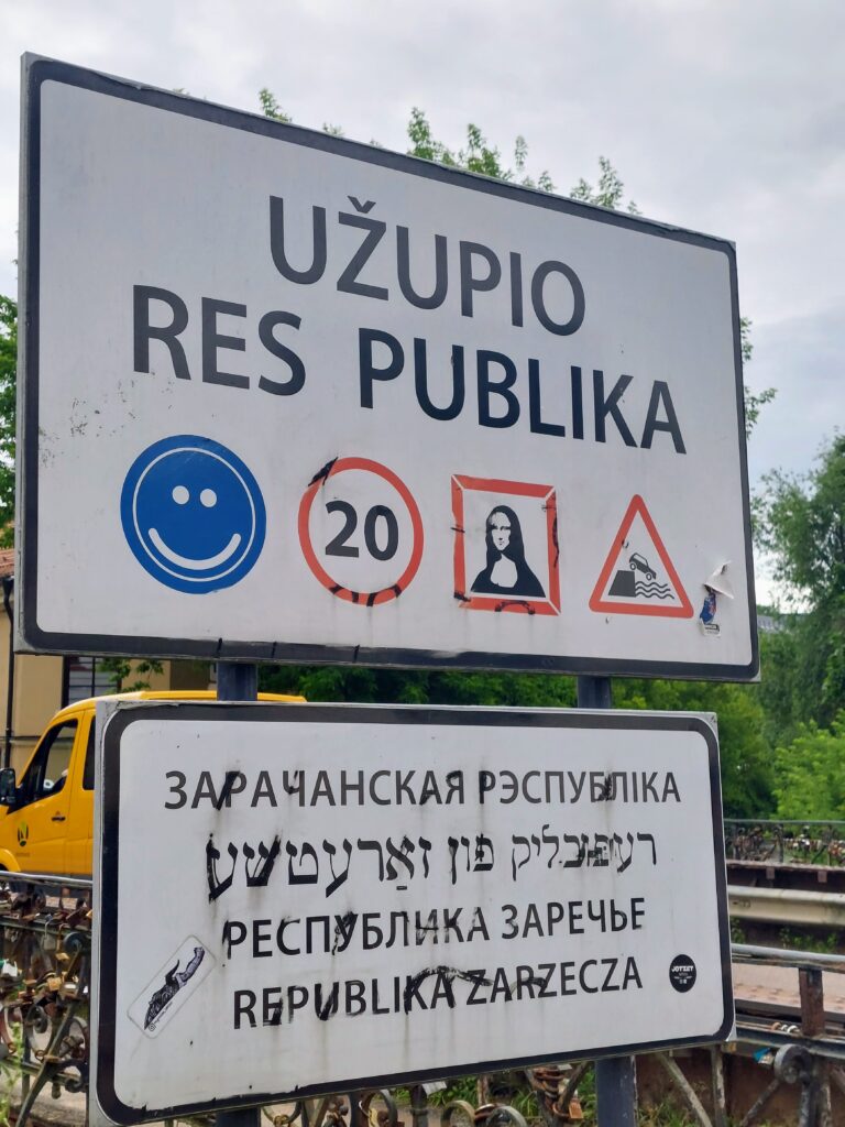 Cartello stradale con scritto Uzupis a Vilnius, Lituania