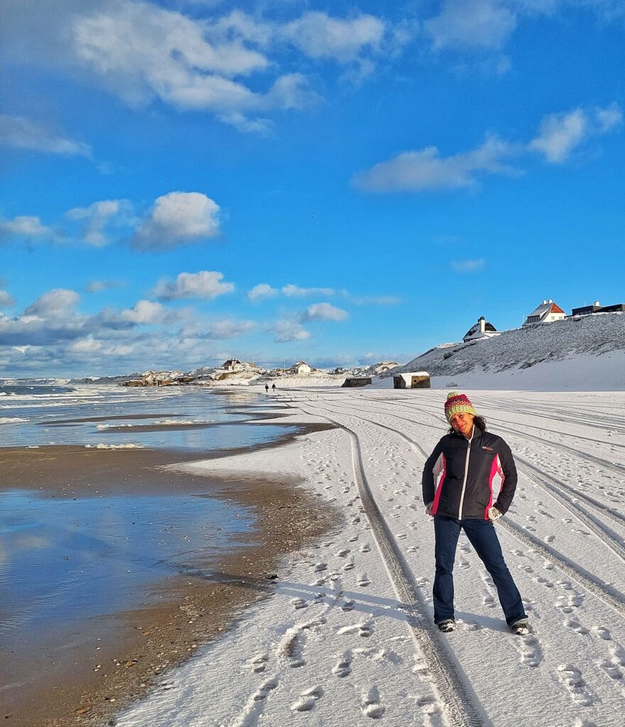 La lunga spiaggia innevata di Løkken