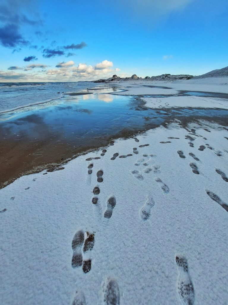 La lunga spiaggia innevata di Løkken