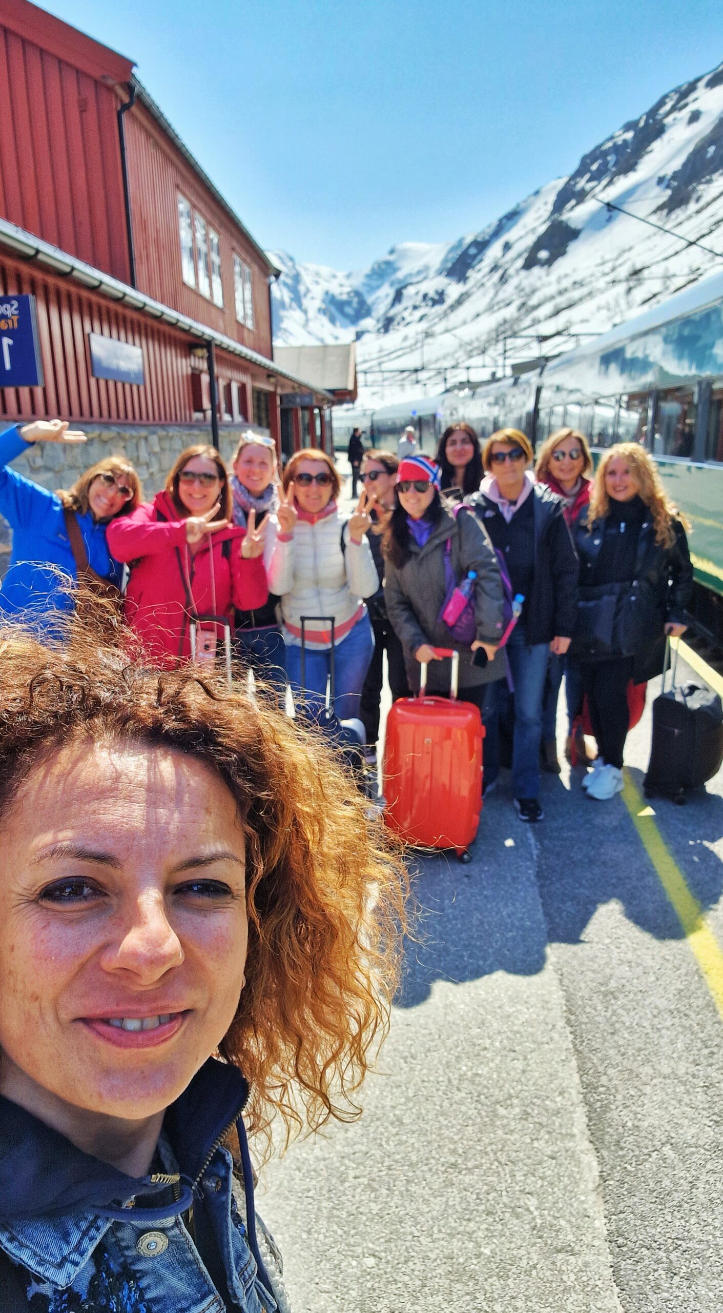 Il gruppo di donne in viaggio con me in Norvegia, ad una stazione di treno montana
