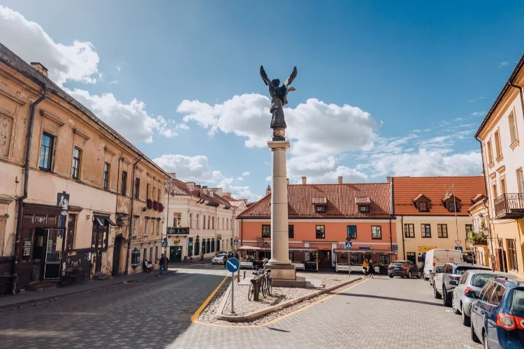 Statua a forma di angelo al centro di una piazza, Vilnius