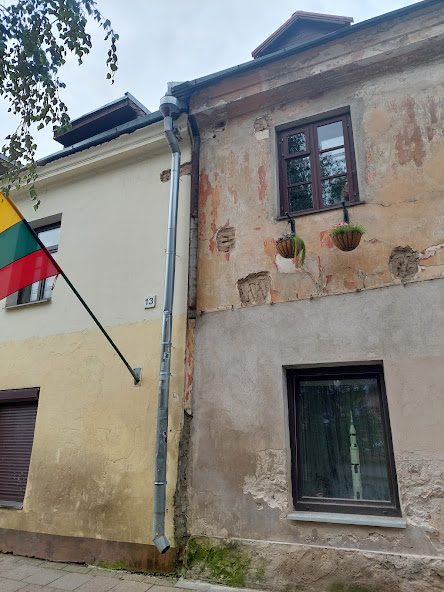 Casa di Uzupis, Vilnius con esposta la bandiera lituana