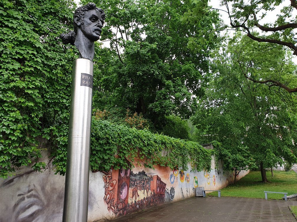 Staatua del viso di Frank Zappa a Vilnius, davanti ad un murales