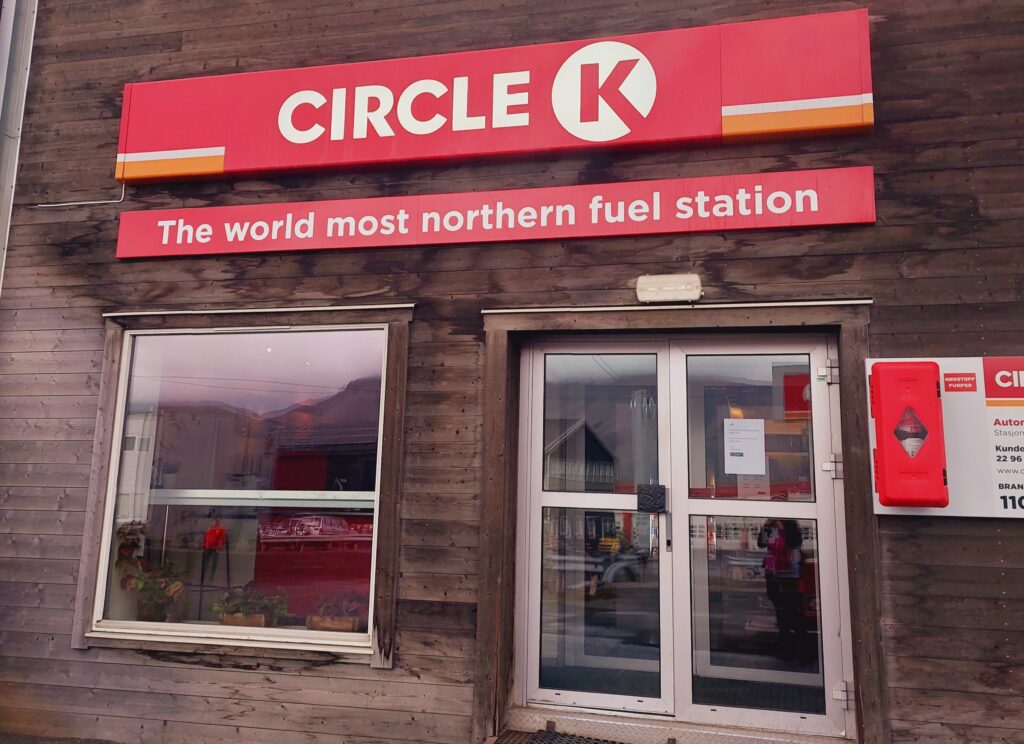 Distributore di benzina con scritta "il più a nord del mondo!