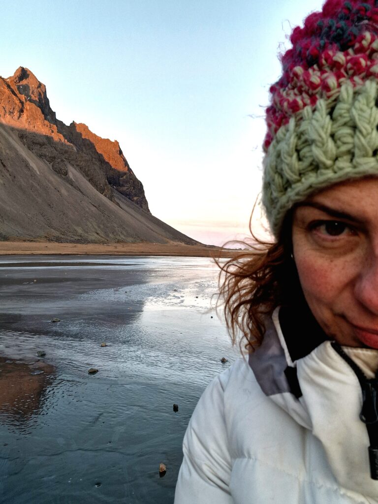 Selfie con dietro la montagna appuntita