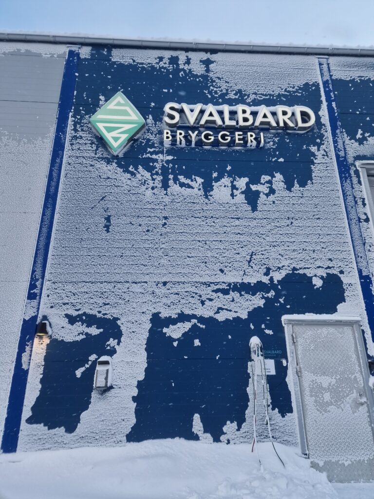 Ingresso di un edificio blu, coperto di neve