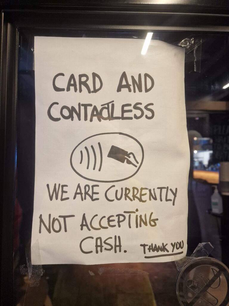 Cartello con scritta: non accettiamo contanti, pagate con la carta