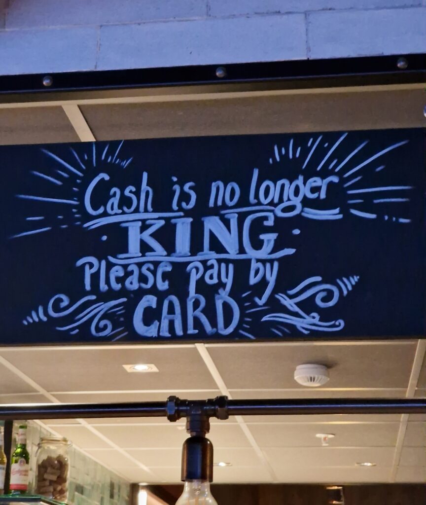 Cartello con scritta: il contante non è più il re, per favore paga in contanti