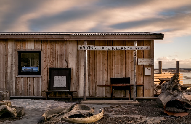 Struttura in legno, con la scritta Viking Cafè