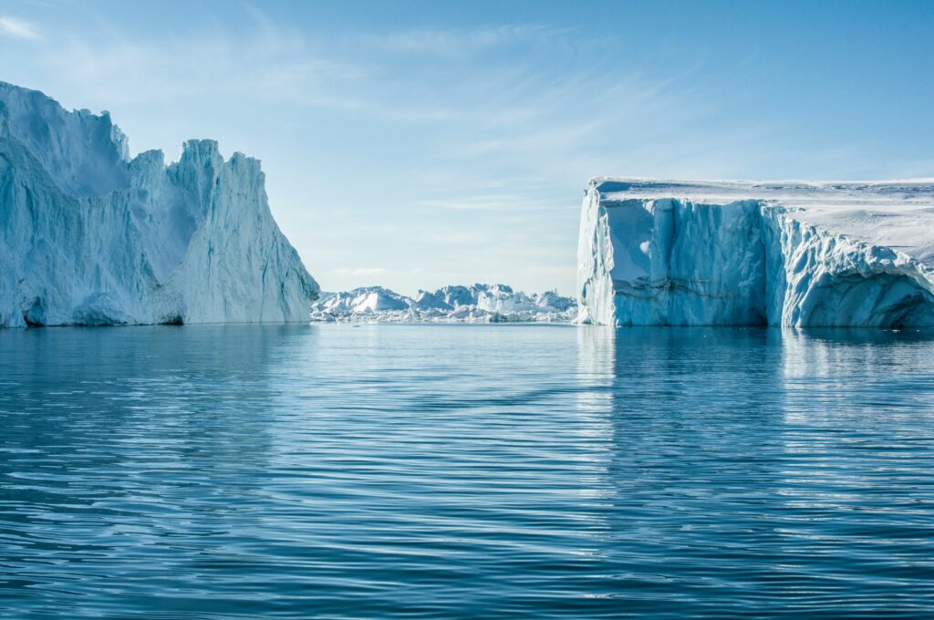 Icebergs sull'acqua con un cielo blu