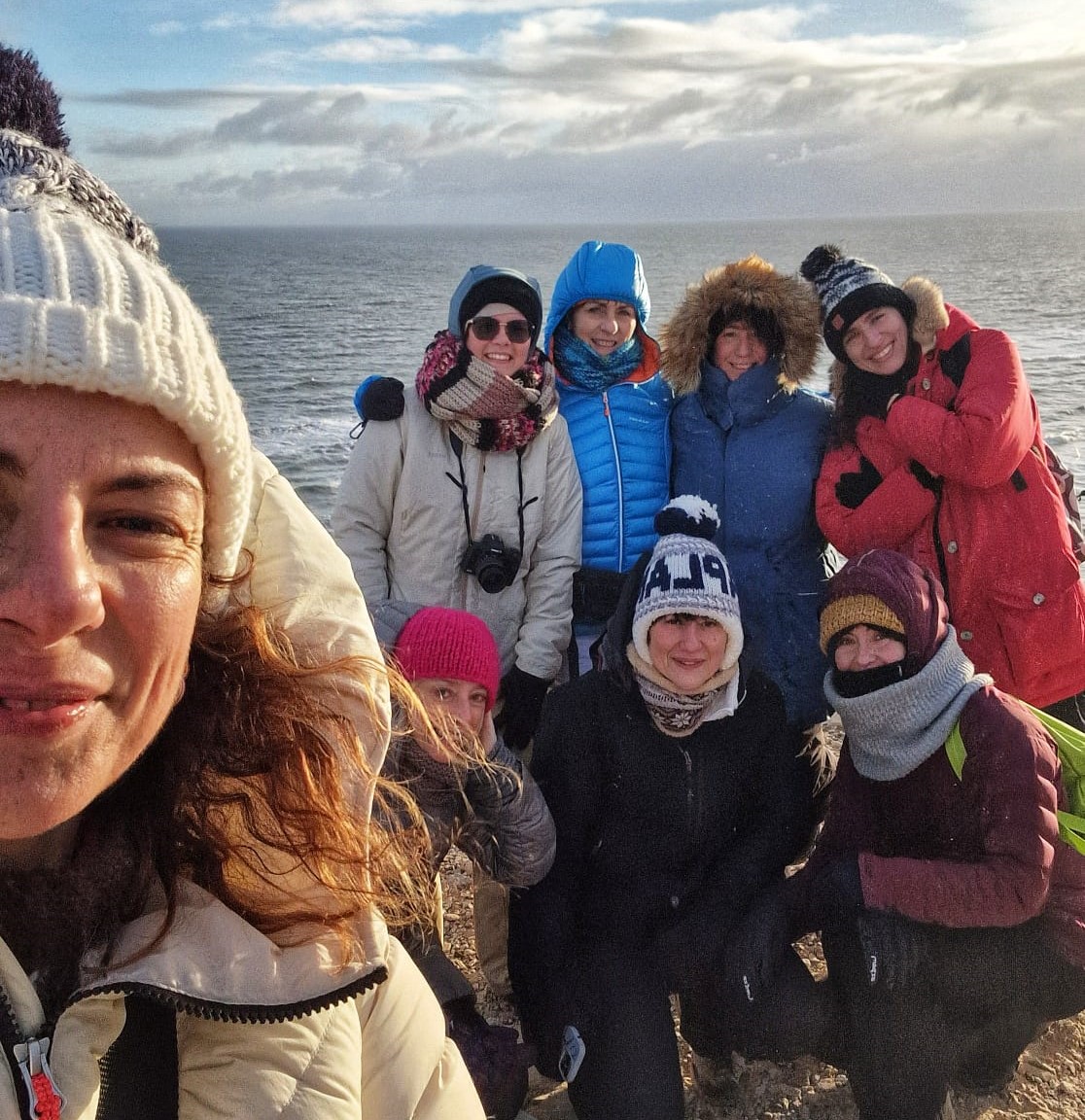 gruppo di persone in riva al mare