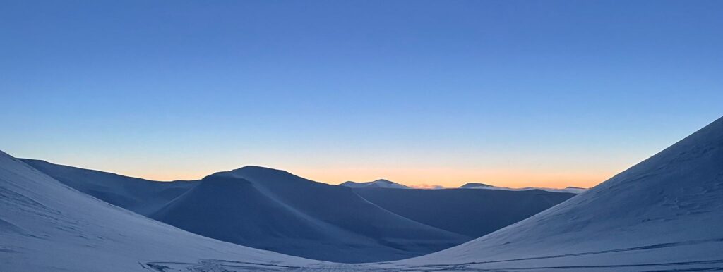 Crepuscolo in un paesaggio innevato