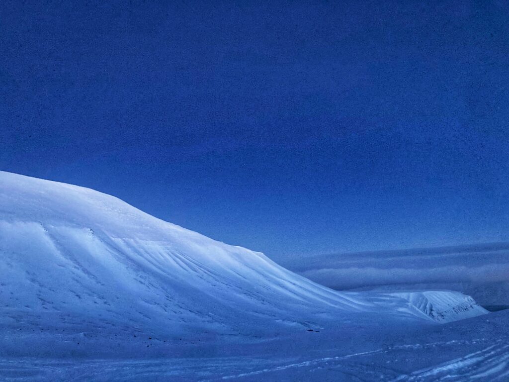Notte polare: paesaggio innevato, senza case o persone, e cielo blu indaco