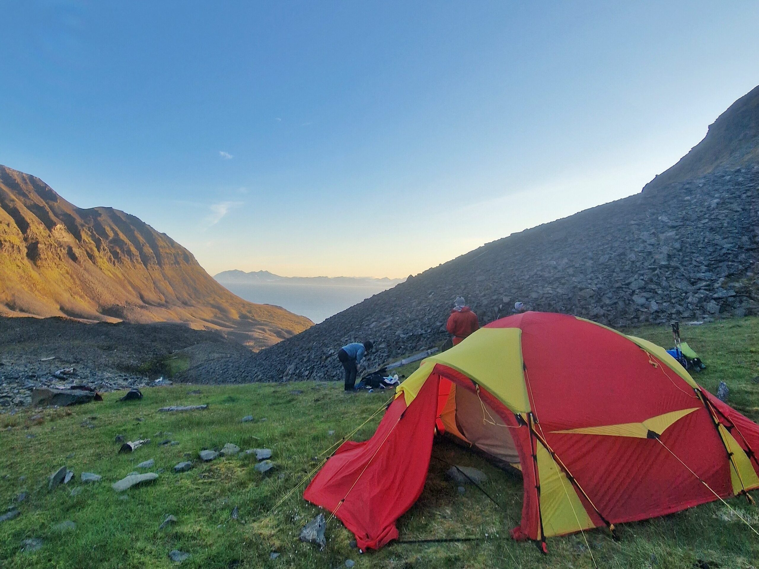 Tenda vista oceano e montagna