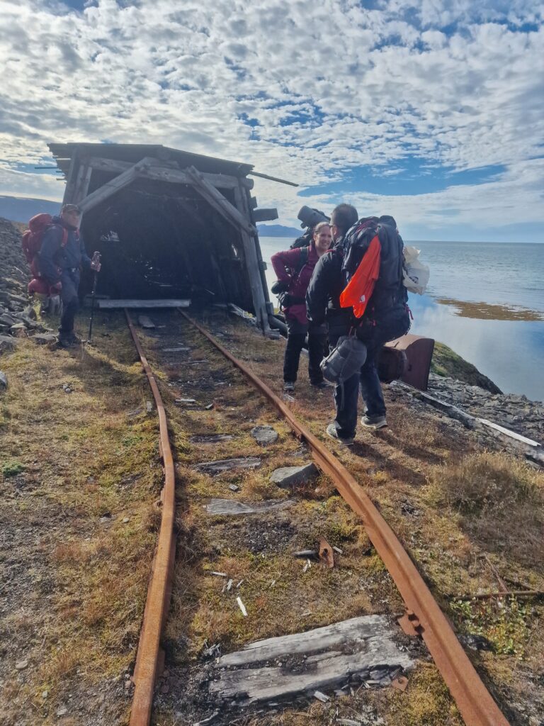 Persone davanti ad un tunnel lungo un a ferrovia