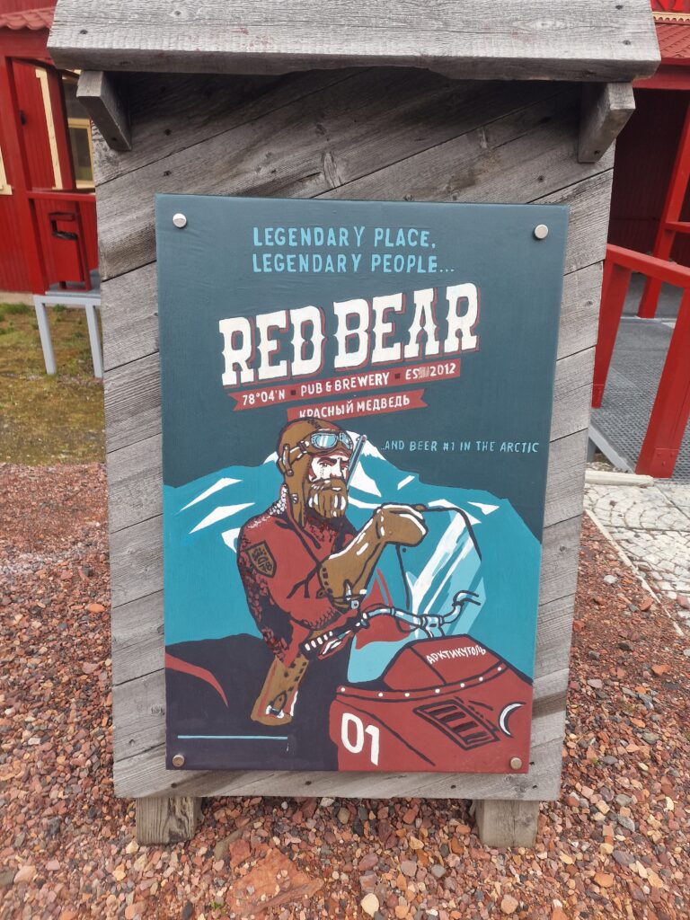 Cartello di un pub dal nome Red Bear