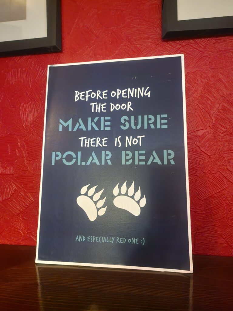 Cartello con scritto: prima di entrare, assicurati che non ci sia un orso polare